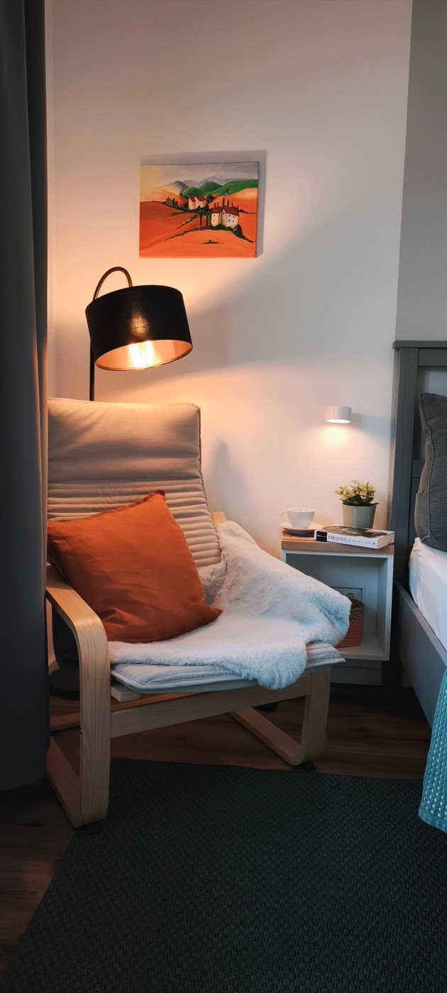 Schlafzimmer mit elektrischem Kamin und geöffneter Tür zur Terrasse.